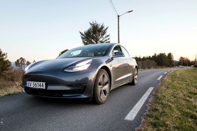 Tesla Model 3 er også i år mest solgte elbilmodell i Sverige, viser statistikken over nyregistrerte biler i 1. halvår.
