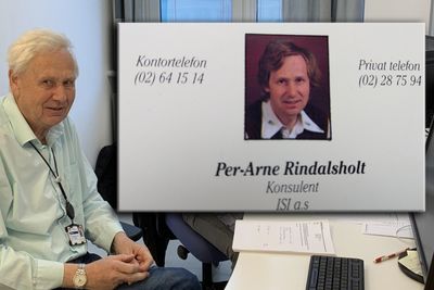 Per-Arne Rindalsholt og innfelt et gammelt visittkort.
