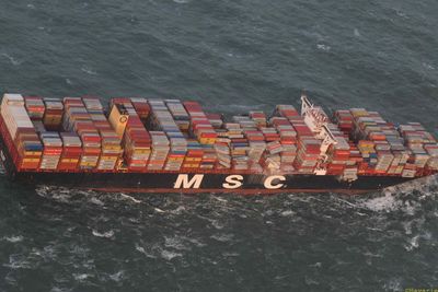 MSC Zoe på vie til havn etter at mer enn 300 konteinere falt over bord i en situasjon med kraftig vind og store bølger. Nå viser underøkelser at regelverket, som er laget for mindre skip, ikke kan brukes på så store skip. Kreftene som oppstår er annerledes, og sterkere enn forutsatt.