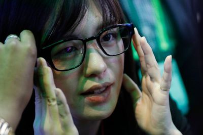 Yumi Dobashi prøver Focals-brillene på North-standen på CES-messen i Las Vegas i januar 2019.