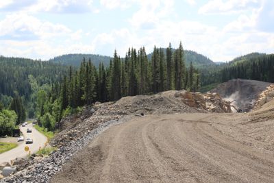 Fra den nye traseen for fylkesvei 33 i juni i år. Arbeidene i fjellskjæringen til høyre pågår fortsatt. Gamleveien til venstre. Stedet er rett på vestsiden av den beryktede Sanatoriesvingen.