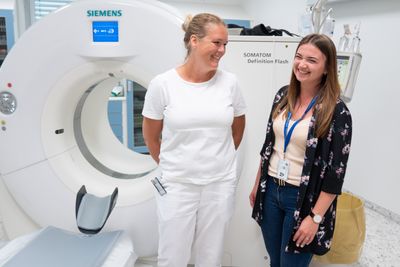 Seksjonsleder ved avdeling for radiografi på OUS, Lisbeth Andersen og Afry prosjektleder, Nataliya Ostrovskaya foran CT-maskin på akuttmottaket ved OUS.