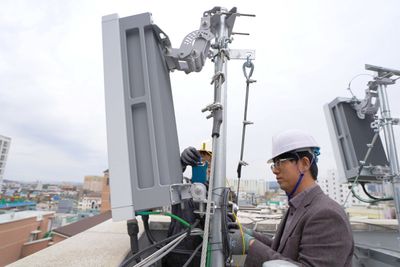 Når slike 5G-basestasjoner, her fra Ericsson i Sør-Korea, også dukker opp i Kristiansand vil Nkom kunne holde øye med stråleverdiene på samme måte som de har gjort med 4G de siste 6 årene.