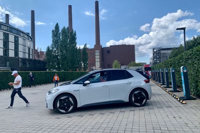 ID.3 er første elbil fra VW-konsernet som er bygget fra bunnen. For at fabrikken i Wolfsburg fortsatt skal gå for full maskin er konsernet helt avhengig av å lykkes med å bli en verdensledende programvarebedrift. (Fot0: Svein-Erik Hole)