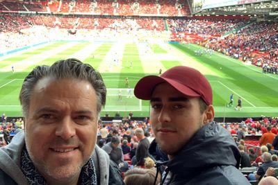 Det er nok rimelig å anta at Geir er glad i fotball. Her fra fotballtur til Old Trafford i Manchester sammen med sin nest eldste sønn, Henrik.