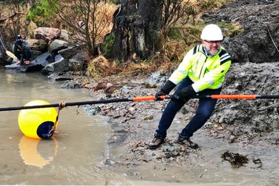 Peder Nærbø er eier og grunnlegger av Bulk Infrastructure. Bildet ble tatt da Havfrue-kabelen ble «dratt i land» i Kristiansand.