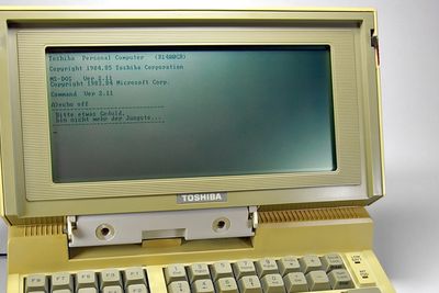 T1100 blir av Toshiba kalt verdens første masseproduserte bærbare PC. Maskinen som kom i 1985 hadde monokrom LCD-skjerm med oppløsning på 640 x 200 piksler.