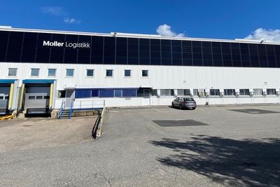 De svarte fasadepanelene utgjor om lag en tredel av solcelleanlegget på Møller-gruppens logistikkbygg i Lillestrøm.