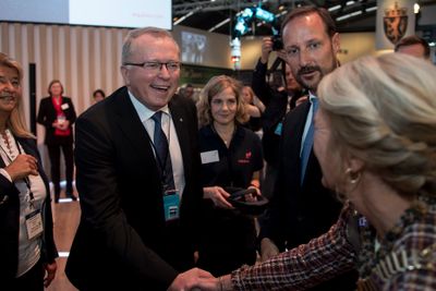 Konserndirektør Margareth Øvrum og konsernsjef Eldar Sætre i Equinor sammen med H.K.H. Kronprins Haakon under åpningen av forrige ONS i Stavanger.