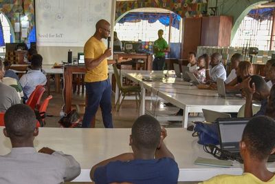 Ernest Saidu Kamara holdt i 2019 et introduksjonskurs i IoT i Freetown, Sierra Leone. 