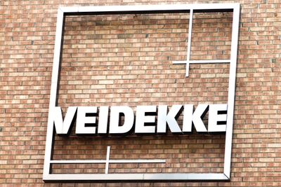 Det norske entreprenørselskapet Veidekke har ulovlig sprengt bort 500.000 tonn stein i forbindelse med byggingen av et større veiprosjekt i Sveriges hovedstad.