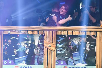 Illustrasjonsbilde. Aqua og Nyhrox feirer etter å ha vunnet den femte finalerunden i Fortnite World Cup i fjor. 