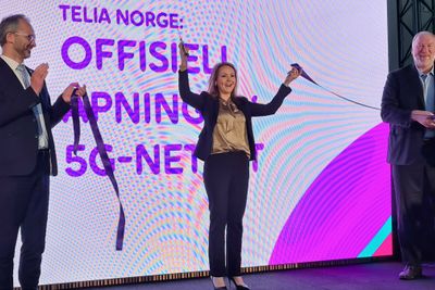 Telia er nå godt igang med 5G-nettet. Her fra den første offisielle åpningen i Lillestrøm, med byens ordfører Jørgen Vik, distrikts- og digitaliseringsminister Linda Hofstad Helleland og Telia-sjef Stein-Erik Vellan.