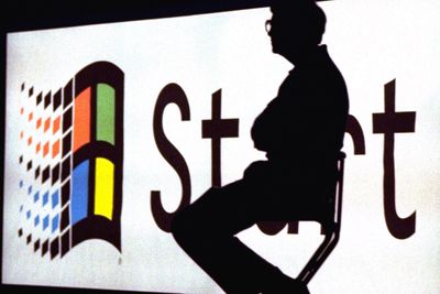 Bill Gates under Windows 95-lanseringen den 24. august 1995. Startmenyen var én av flere store nyheter i Windows 95.