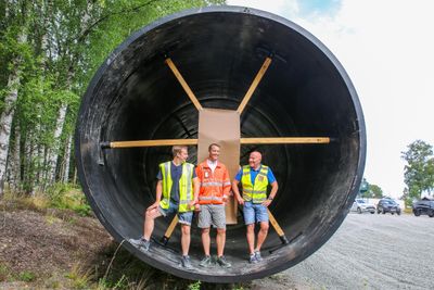 Med en diameter på fire meter er dette plastrøret det største som noensinne er brukt til en vegkonstruksjon i Norge. Fra venstre Fredrik Nyland i Viken Fylkeskommune, Anders Ellevold Seielstad i Statens vegvesen og Terje Ottesen i Geosyntia.