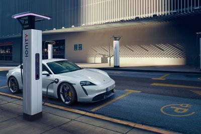 Porsche Taycan åpner for Plug & Charge hos Ionity.