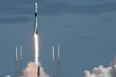 Falcon 9 med utstyr og satellitter under en oppskyting i 2019. Illustrasjonsfoto.