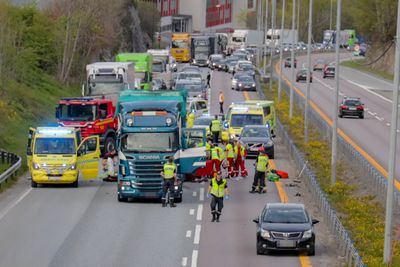 To personer omkom i kollisjonen mellom en lastebil og en personbil på E18 i Asker i mai i fjor.