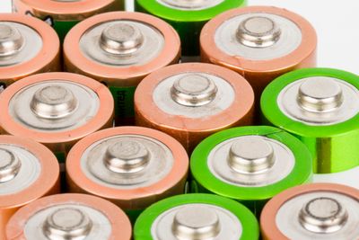  Litiumionebatterier kommer i mange formater, men den tradisjonelle 18650-formfaktoren er svært utbredt. Den finnes i alt fra lommelykter til Teslas modell S og X.