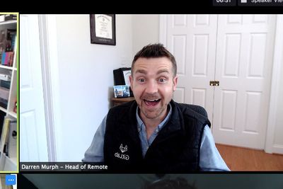 Darren Murph, hjemmekontorsjef i GitLab, på videomøte fra hjemmekontoret. 
