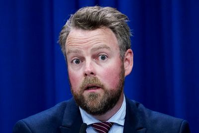  Arbeids- og sosialminister Torbjørn Røe Isaksen vil gå gjennom regelverket for hjemmekontor.