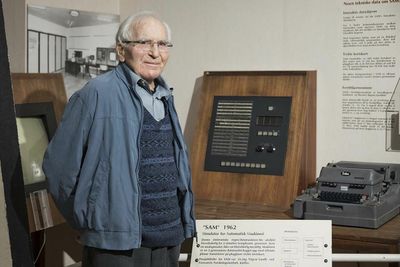 Yngvar Lundh under et besøk ved Teknisk Museum i 2019, ved datamaskinen SAM, som var den første norskbygde transistorerte datamaskinen. Ifølge Teknisk Museum var den et svært viktig steg i retning av de maskindesignene som la grunnlag for dataeventyrene både i Norsk Data og Kongsberg Våpenfabrikk.