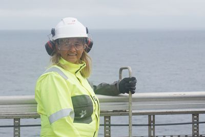 Margareth Øvrum, som var Equinors første kvinnelige plattformsjef, gir seg i selskapet. Her er hun på Johan Sverdrup-plattformen i Nordsjøen. 