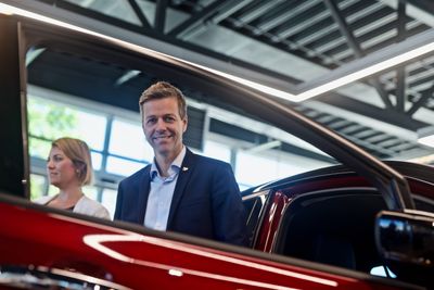 Knut Arild Hareide var tilstede på overrekkelsen av Nissan Leaf nummer 500.000 i Oslo tirsdag 1.9.2020. I bakgrunnen er Norsk elbilforenings leder, Christina Bu.