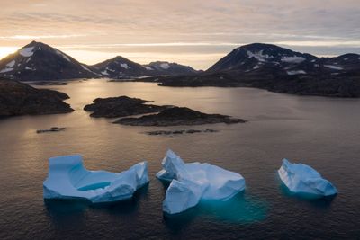 Isblokker i sjøen utenfor Kulusuk på Grønland. Nye tall viser at det forsvant 532 milliarder tonn is på Grønland i fjor, noe som var ny rekord. 