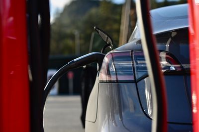 Tesla legger ned Supercharger-stasjonen i Aksdal, men åpner samtidig en ny rett i nærheten.