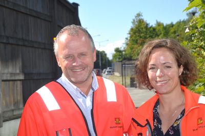 Prosjektleder Tom Hedalen og byggeleder Katinka Stenstad ved prosjektkontoret. 