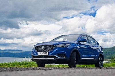 Den nye oppdateringen fjerner mange av irritasjonsmomentene ved MG ZS EV. Her ved Sperillen i Ringerike kommune.