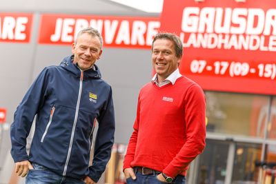 Bjørn Heggen  i GLAVA (t.v) og Ronny Bakken i Gausdal Landhandleri er enig i at digitalisering av vareleveransene gir store gevinster for byggebransjen.