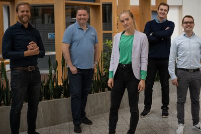 Secure Practice. Fra venstre: Erlend Andreas Gjære (daglig leder), Per Thorsheim (sikkerhetsevangelist), Ragnhild Olianna Gjære (produktansvarlig), Sebastian Vittersø (programvareutvikler) og Christian Frøystad (teknologiansvarlig).