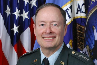 Keith Alexander er pensjonert firestjerners general, som i mange år ledet både US Cyber Command og etterretningsorganisasjonen NSA (National Security Agency).