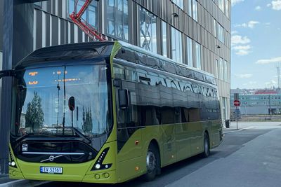 Pantograf-ladere fra ABB skal lade 31 elbusser i Bodø fra sommeren 2021. Bildet er fra tilsvarende lading i Trondheim.