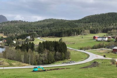 Dagens E39 mellom Leirvika og Renndalen er flere steder smal og svingete, og holder ikke fullverdig europaveistandard.