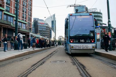 Kollektivtrafikken på Jernbanetorget i Oslo er en av årsakene til den høye rangeringen til Oslo blant verdens smarteste byer.