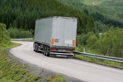 Frøskelandsfjellet, som er hovedferdselsåren for transport mellom Myre og Sortland, er smal og svingete og en særlig utfordring for tungtransporten. 