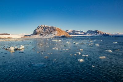 Klimaforsker Markus Årthun er ikke bekymret for en nærstående kollaps av omveltningssirkulasjonen i Atlanterhavet. Men endringer i sirkulasjonen kan være vel så alvorlig, Varmt vann fra sørligere breddegrader kommer stadig nærmere polare områder: – Det blir ofte sagt at Svalbard kommer ut av isen. Det som før var et kaldt og polart miljø blir mer og mer likt det vi har på Vestlandet, sier Årthun. Bildet viser smeltende is fra isbreer som kalver ut i Kongsfjorden ved Ny-Ålesund på Svalbard.