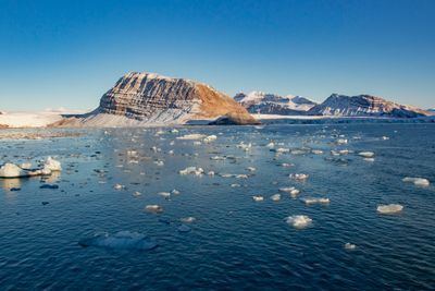 Smeltende is fra isbreer som kalver ut i Kongsfjorden ved Ny-Ålesund på Svalbard. 