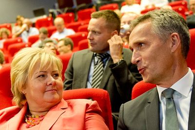 Daværende statsminister Jens Stoltenberg (Ap) satte en stopper for fullskalaprosjektet på Mongstad. Sju år og én dag senere ga dagens statsminister Erna Solberg (H) grønt lys for å prøve på nytt, denne gang ved Norcem i Grenland.