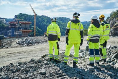 Mannskaper fra Norconsult på befaring under byggingen av Trysfjordbrua på E39 Kristiansand vest - Mandal øst. Nå er konsulentfirmaet nominert til AEC Excellence Awards for prosjekteringen av strekningen.