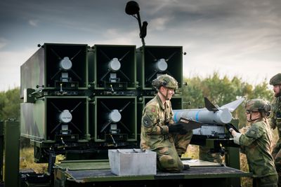 Utskytningsrampe («canister launcher») lades med AIM-120 Amraam treningsmissiler.