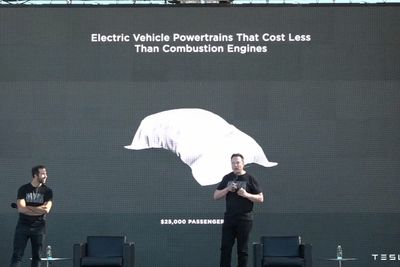 Tesla planlegger en billigere bil om omtrent tre år. 
