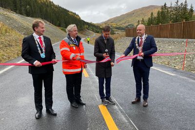 Samferdselsminister Hareide klippet snora på markeringa for den nye vegen.