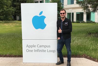 Mostafa Berg utenfor Apples daværende hovedkvarter i Cupertino, California.
