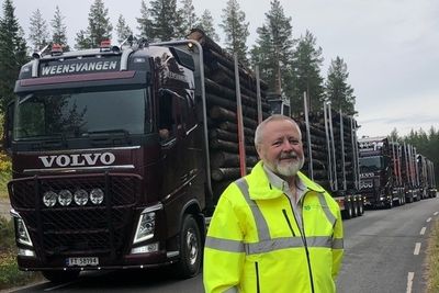 Stein Tronsmoen var med på første prøvekjøring av tømmerbiler med vekt på 74 tonn på Gravbergsvegen i Våler.