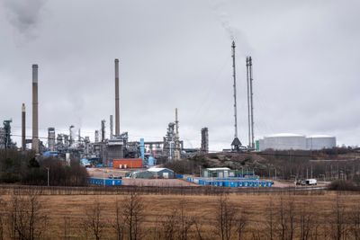 Preem har ønsket å bygge ut raffineriet i Lysekil, men etter mye motstand legges planen nå på is.