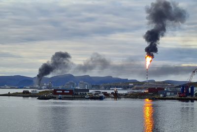 Store mengder svart røyk og fakling av gass på Melkøya mandag ettermiddag. Foto: Kristiane Mauno Krystad